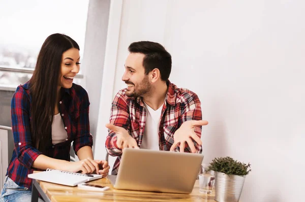 Genç çiftin birlikte çalışma 