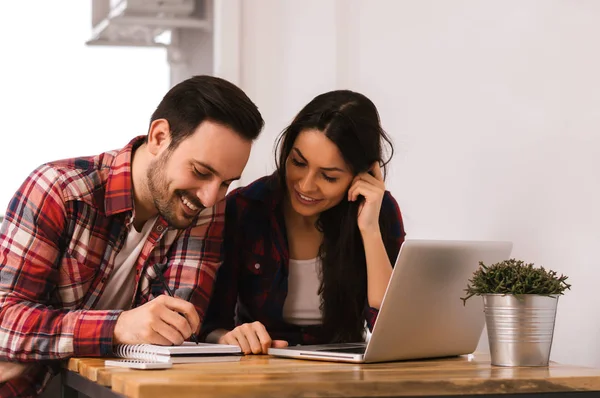 Pareja joven trabajando juntos — Foto de Stock