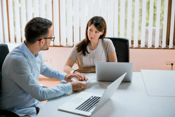 Equipe de negócios trabalhando juntos — Fotografia de Stock