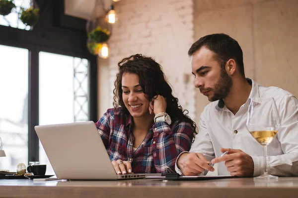 Pareja trabajando juntos — Foto de Stock