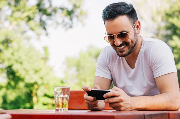 Hombre usando el teléfono en la cafetería — Foto de Stock