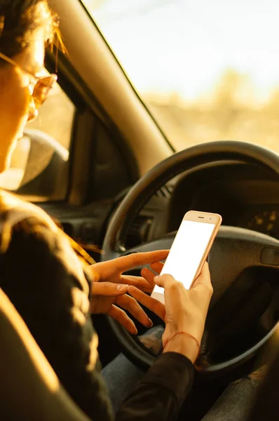 Autofahrerin nutzt Smartphone — Stockfoto