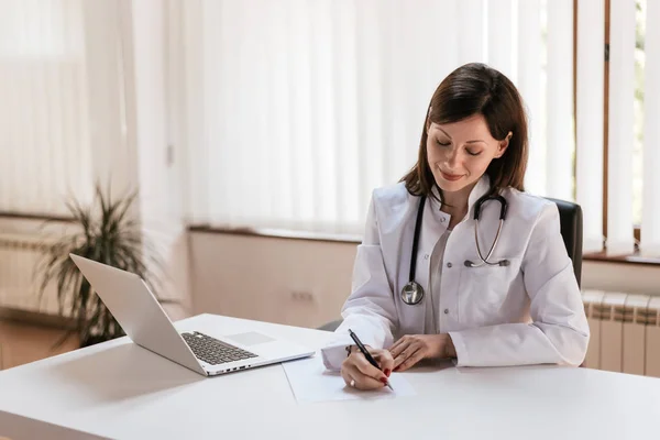 Donna medico che prescrive farmaci — Foto Stock