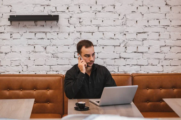 kafede oturan genç adam