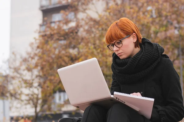 Jovem mulher usando laptop — Fotografia de Stock