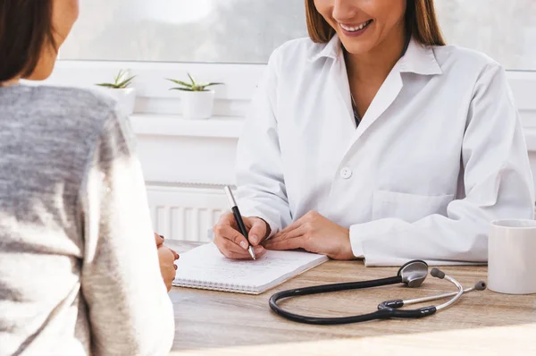 Fille en consultation avec le médecin — Photo