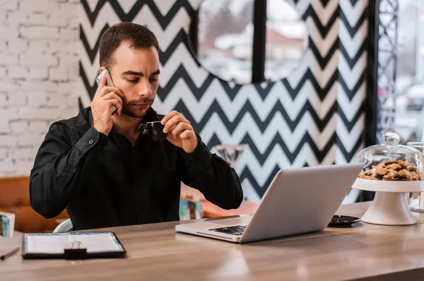 kafede oturan genç adam