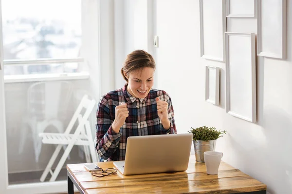 Fille célébrant dans le bureau — Photo