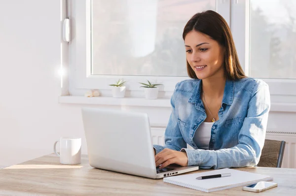 Mujer trabajando en casa oficina — Foto de Stock