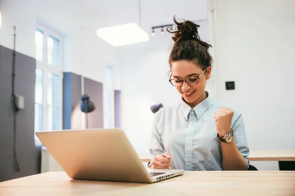 Estudante feminina usando laptop — Fotografia de Stock