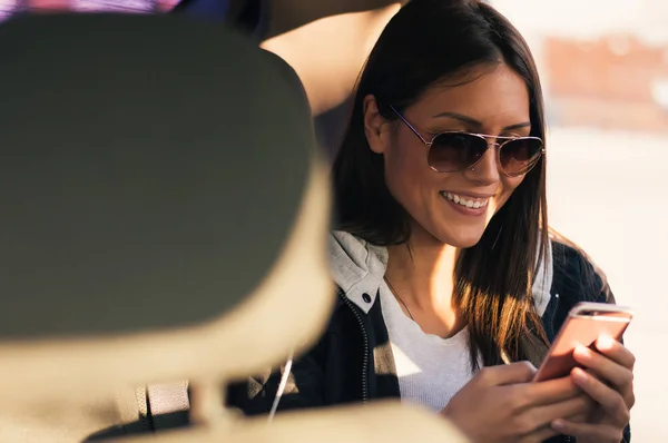 Женщина водитель с помощью смартфона — стоковое фото