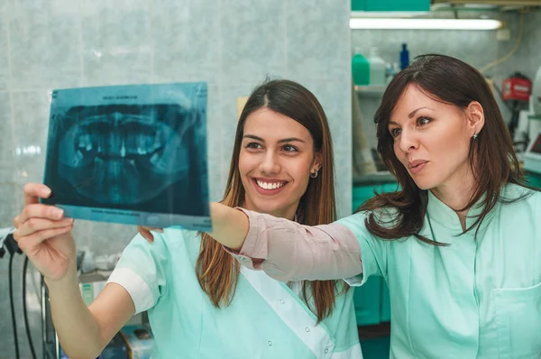 Dentista esame paziente X-Ray — Foto Stock