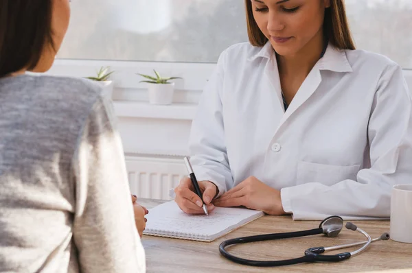 Médico que escreve prescrição médica — Fotografia de Stock