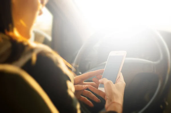 Женщина водитель с помощью смартфона — стоковое фото