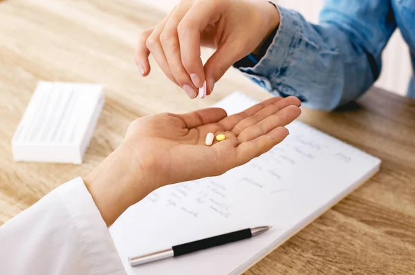 Doctor giving drugs to patient — Stock Photo, Image