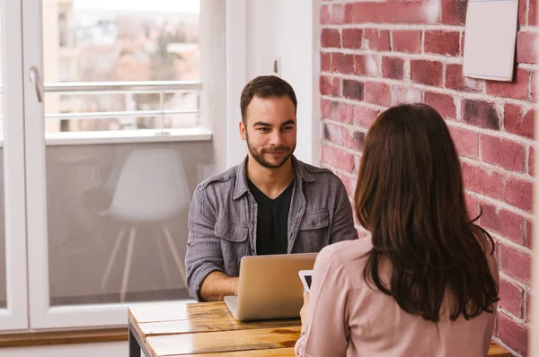 genç bir çift laptop ile çalışma