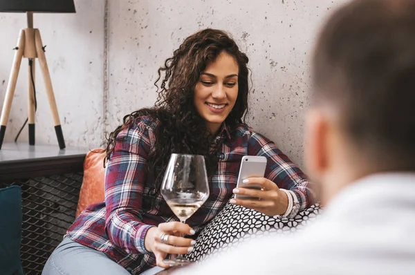 Businesspeople relaxing in cafe — Stock Photo, Image