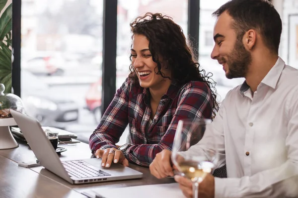 Paar arbeitet zusammen — Stockfoto