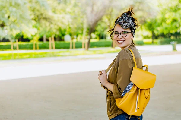 Стильная девушка с желтым рюкзаком — стоковое фото