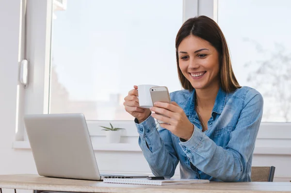 Mujer trabajando en casa oficina — Foto de Stock