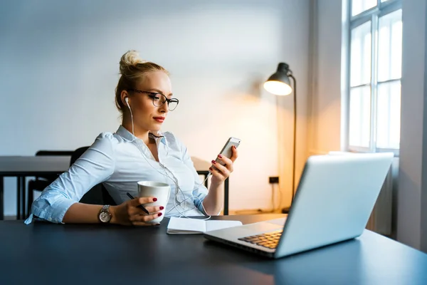 Femme travaillant avec un ordinateur portable — Photo