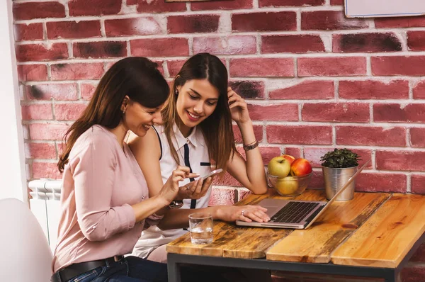 Amis féminins utilisant ordinateur portable — Photo