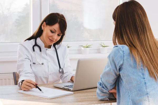 Médico escribir prescripción médica —  Fotos de Stock