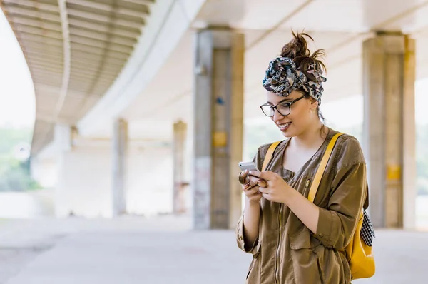 Chica con estilo utilizando el teléfono móvil — Foto de Stock