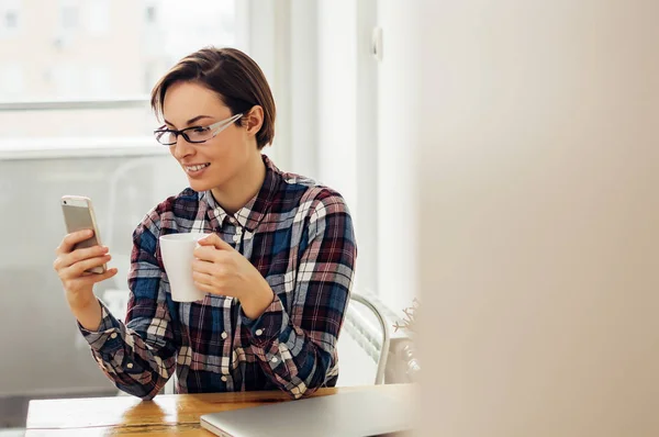 Mujer usando teléfono móvil — Foto de Stock