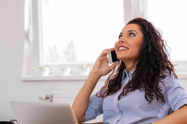 Telefon kullanan kıvırcık kız