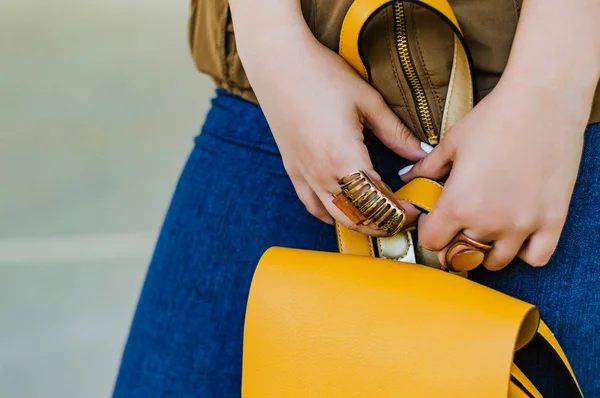 Mujer sosteniendo bolso — Foto de Stock