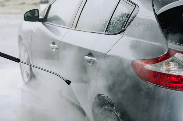 Pulizia auto utilizzando l'acqua — Foto Stock