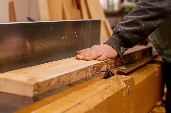 Carpintero trabajando con madera — Foto de Stock