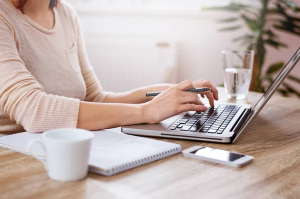 Girl typing on laptop — Stock Photo, Image