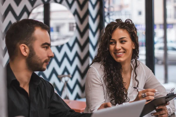 Pareja trabajando juntos — Foto de Stock