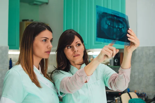 Zahnarzt untersucht Patient röntgen — Stockfoto