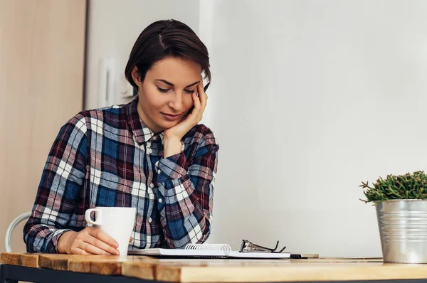 Kız evde ödev yapıyor. 