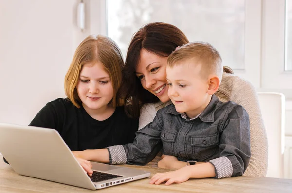 dizüstü bilgisayar ile eğlenmek aile