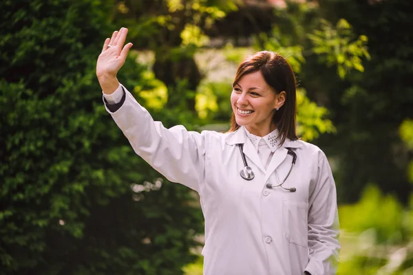 Medico femminile che saluta — Foto Stock