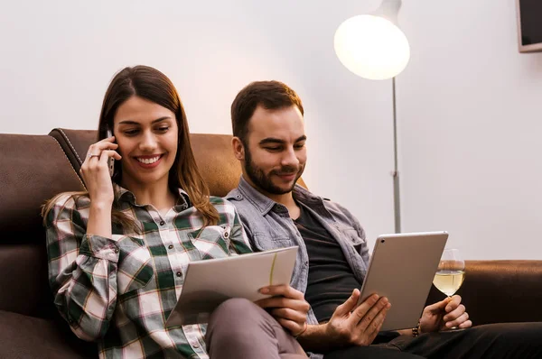 Genç çift izlerken tablet 