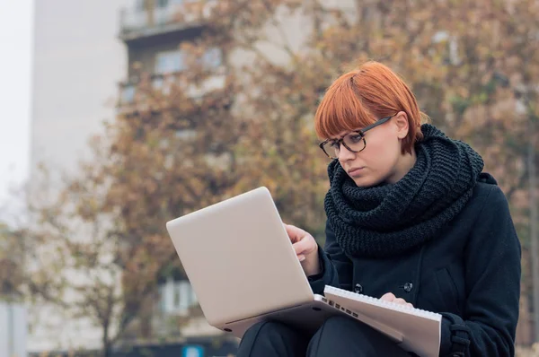 Jovem mulher usando laptop — Fotografia de Stock