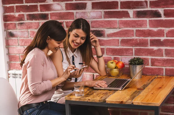 Amis féminins utilisant ordinateur portable — Photo