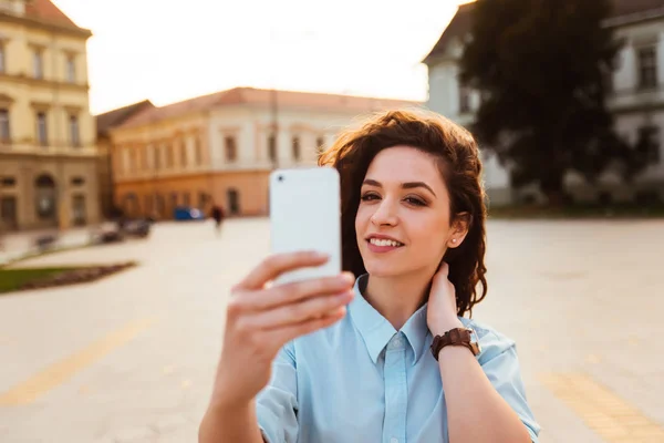 Hermosa chica usando teléfono inteligente — Foto de Stock