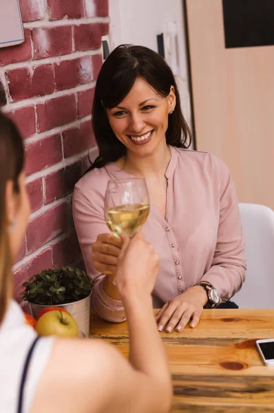 Schwestern verbringen Zeit miteinander — Stockfoto