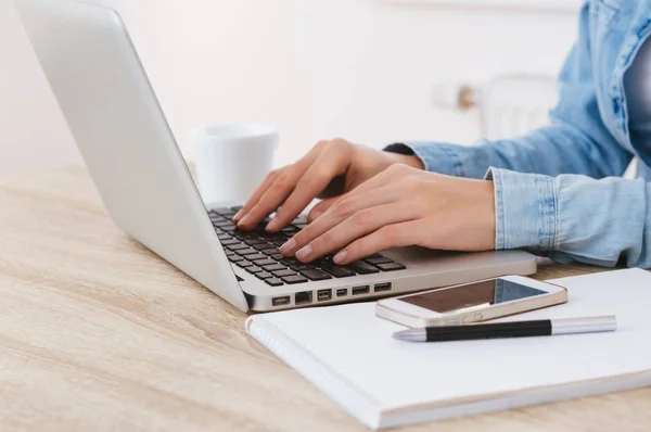 Hands typing on laptop — Stock Photo, Image