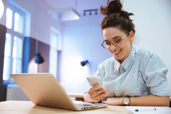 Estudante feminina usando laptop — Fotografia de Stock