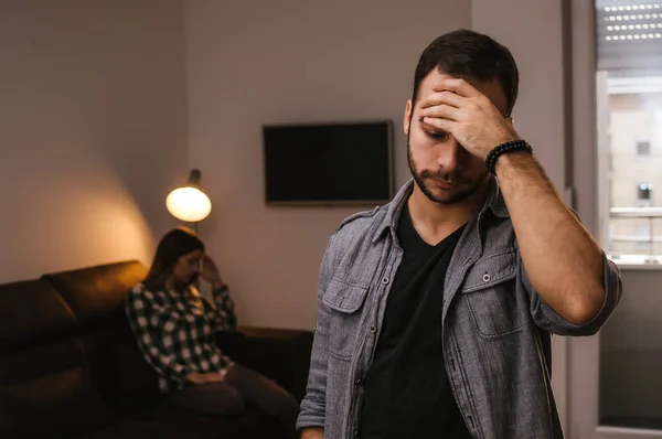 Pareja trabajando juntos en la habitación —  Fotos de Stock