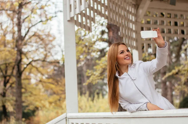 Kadın selfie çekiyor.  