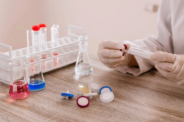 Laboratuvarda çalışan bilim adamı.