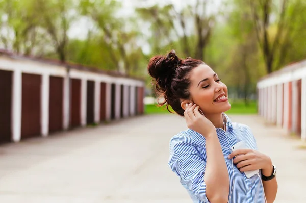 Müzik dinleyen genç kız.